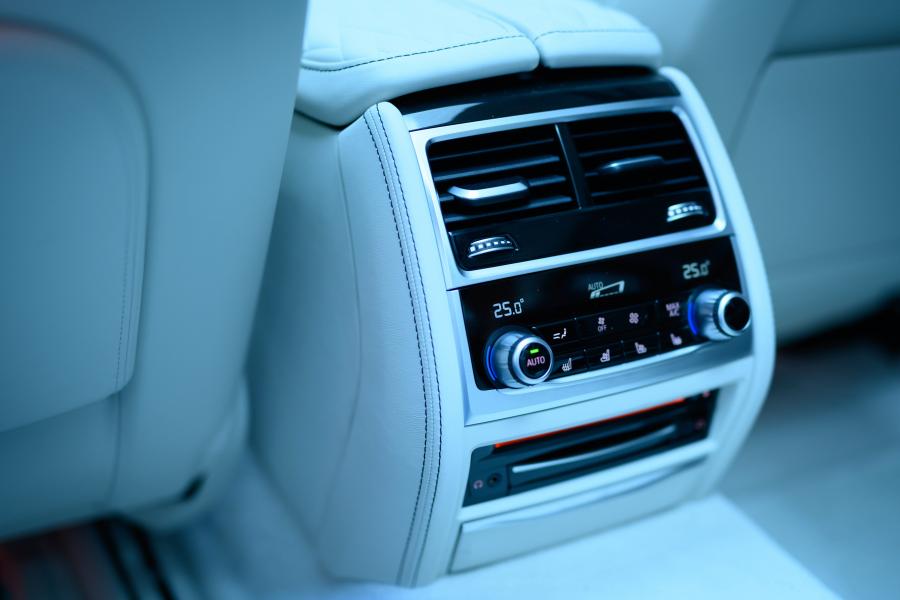Детали интерьера BMW M760Li xDrive (G12) 2019 года  (JP) (фото 11 из 21)